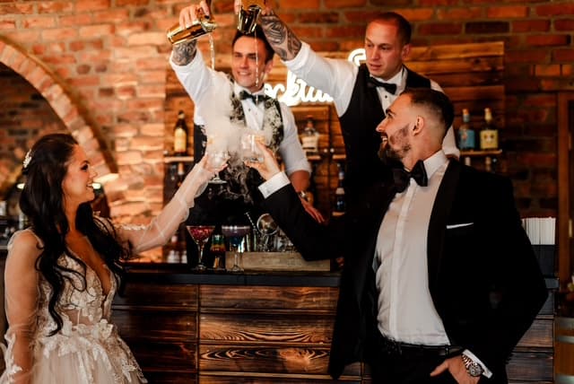 Barman serwuje cocktail z suchym lodem przy barze drewnianym