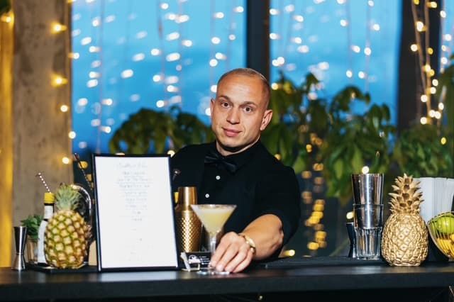 Dwóch barmanów przy barze czarnym wieczorem