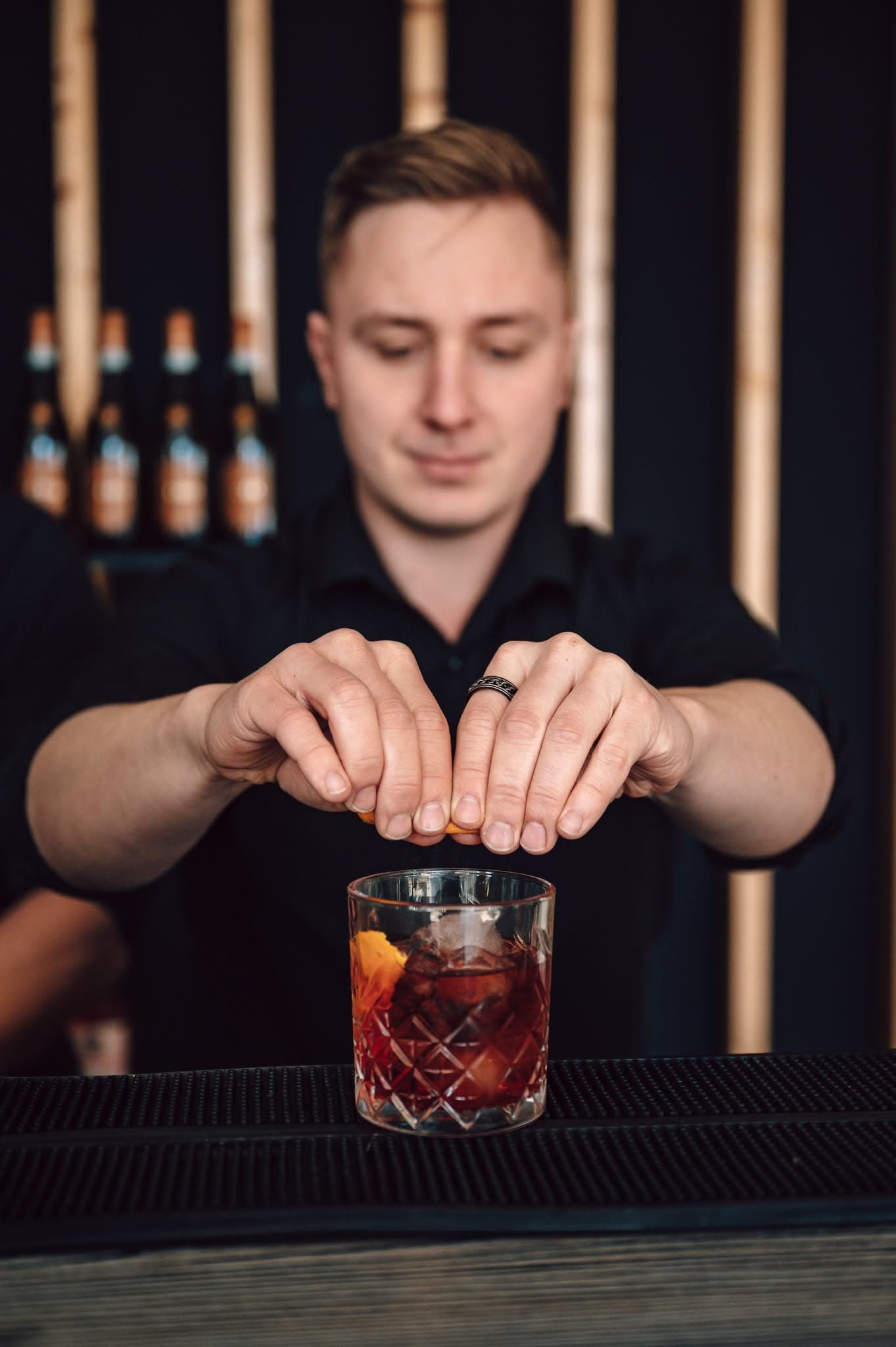 Goście przy barze cocktailowym