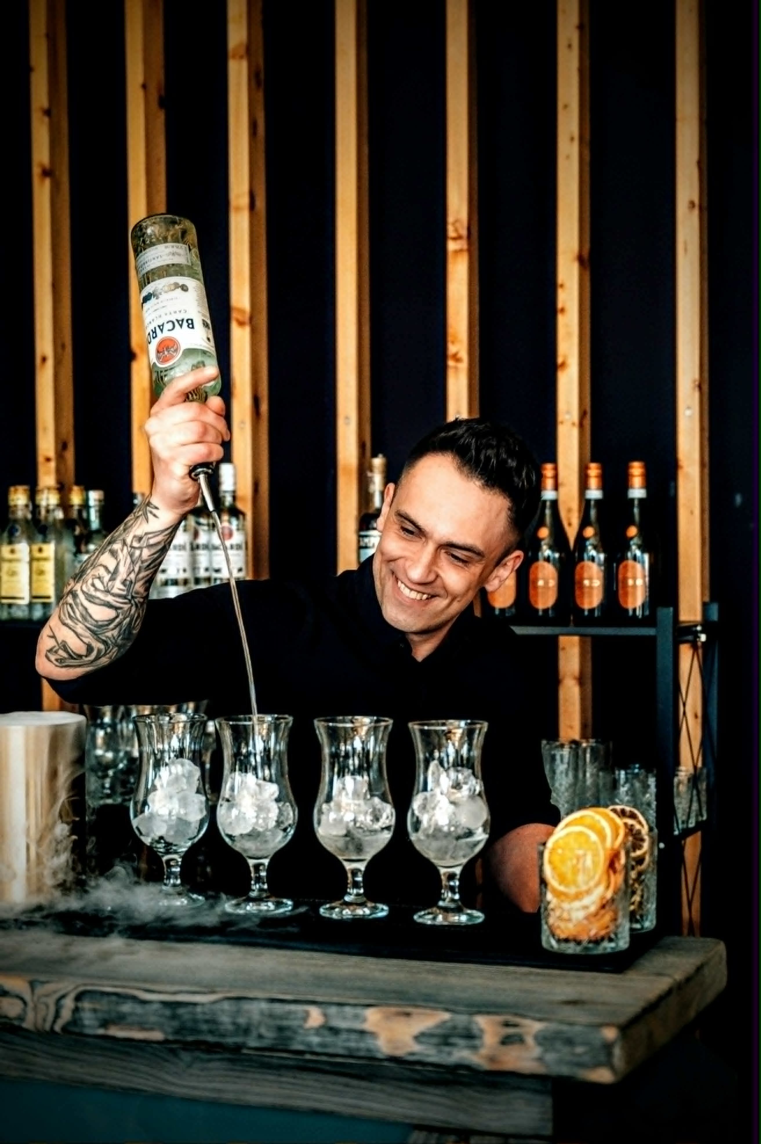 Barman serwujący cocktaile