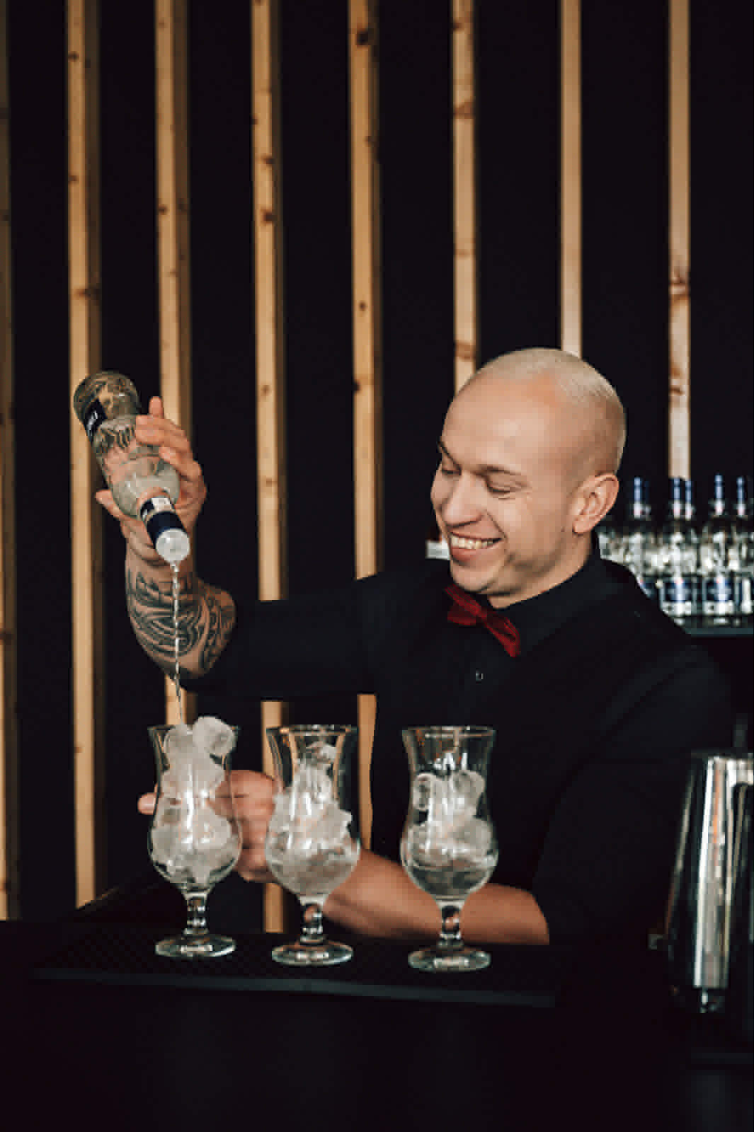 Barman serwuje cocktail na weselu