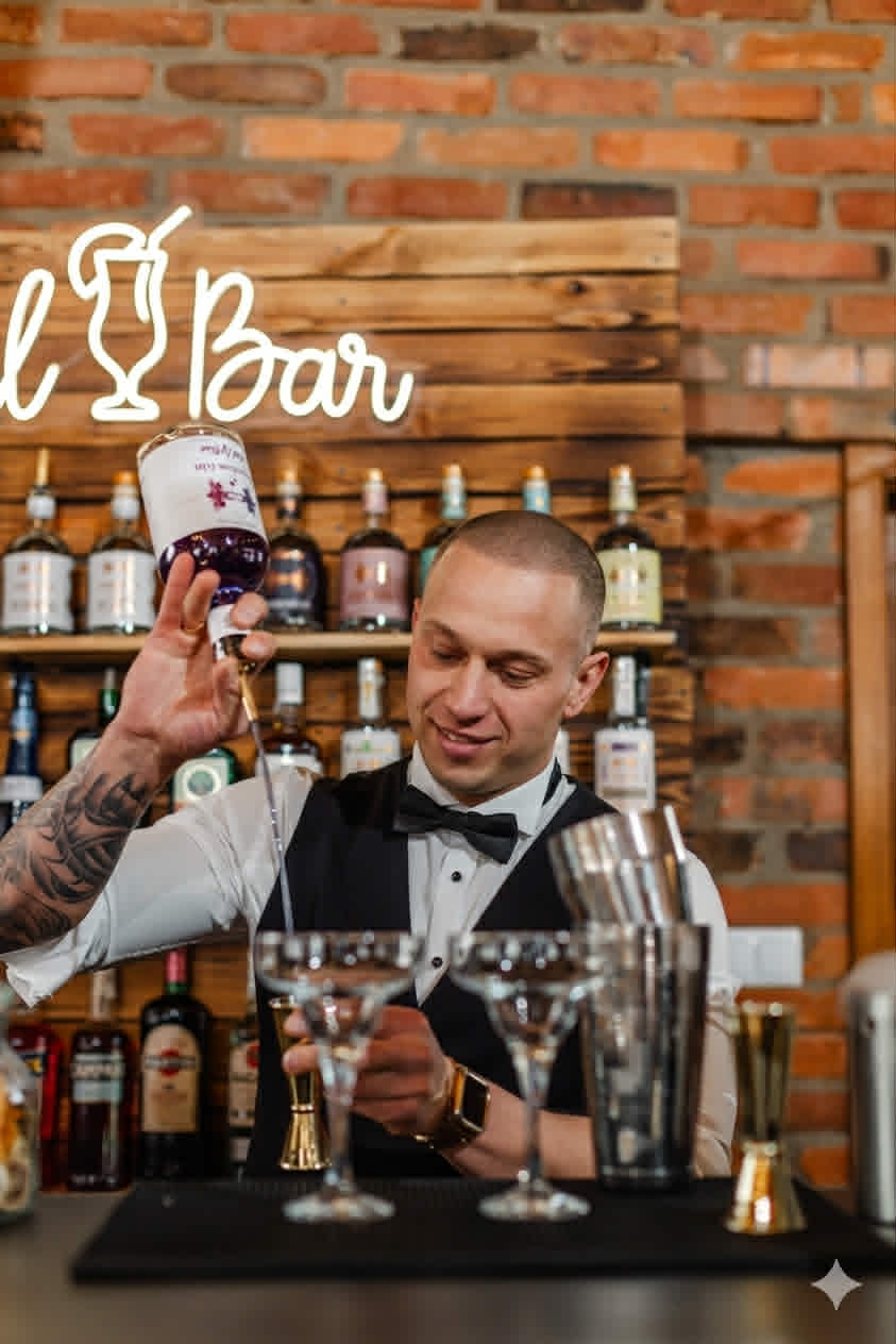 Barman serwuje cocktail na weselu