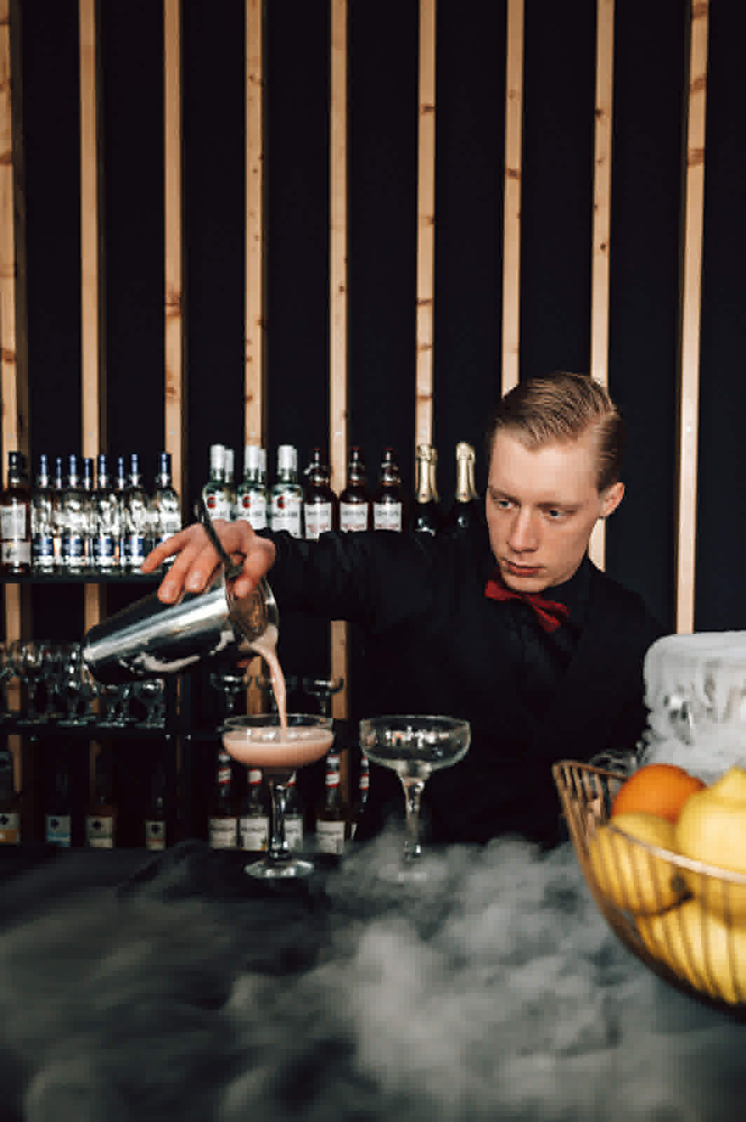 Barman serwuje cocktail na weselu