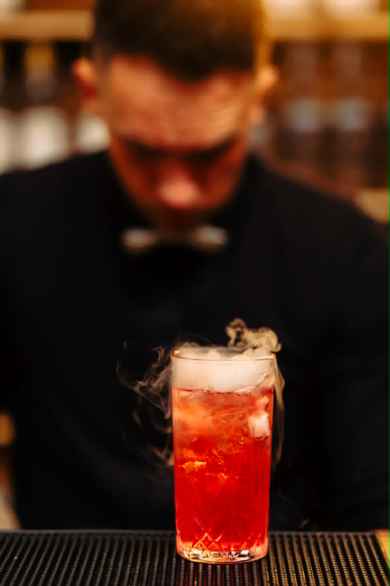 Barman serwuje cocktail na weselu